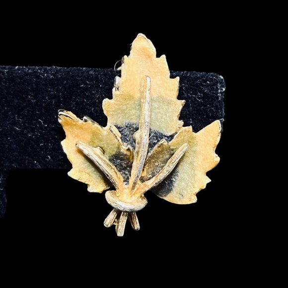Vintage BSK Gold Tone And Green Maple Leaf Clip On Earrings (5056) - Picture 3 of 7